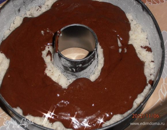 затем выложить кокосовую начинку и залить оставшимся тестом.