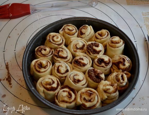Выкладываем рулетики на смазанные круглую формы /2/
Сверху рулетики смажем 1 стол. л. сметаны и посыпаем по желанию корич. сахаром.
