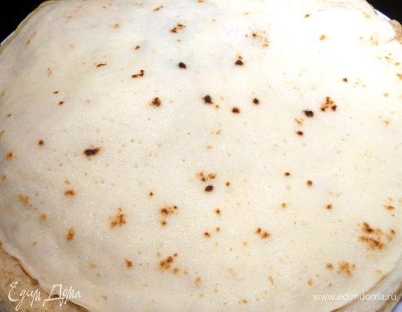 Приготовить блины по Вашему рецепту. Я обычно рекомендую делать достаточно тонккие и эластичные, в данном случае отлично сыграют свою роль более толстые - особенно это касается сборки. 