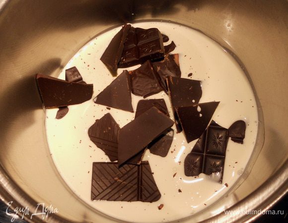 В небольшой кастрюле соединить сливки и поломанный шоколад, растопить на медленном огне или водяной бане. 