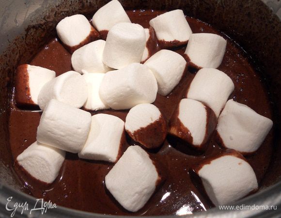 Когда шоколад и сливки соединяться, можно начинать добавлять маршмеллоу, поэтапно, 1 - 2 горсти за раз. Плавить зефир, постоянно помешивая, на медленном огне, и пока не добавите весь маршмеллоу. Снять с огня, добавить ванильный экстракт, остудить. Затем рекомендую убрать крем минут на 30 в холодильник, чтобы еще больше схватился.