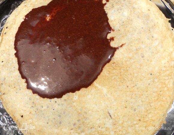 Собрать блинный пирог (используйте форму бОльшего размера - крем может немного стекать) , промазывая кремом. Этой порции крема хватает примерно на 15 блинов, впрочем все зависит от его количества в каждом слое:) Последний слой также смазать кремом (не очень обильно), присыпать мини-маршмеллоу, и поместить в холодильник на 1 час. 