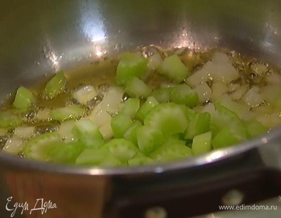 Сельдерей нарезать небольшими кусочками, отправить к луку с чесноком, все посолить, поперчить и перемешать.