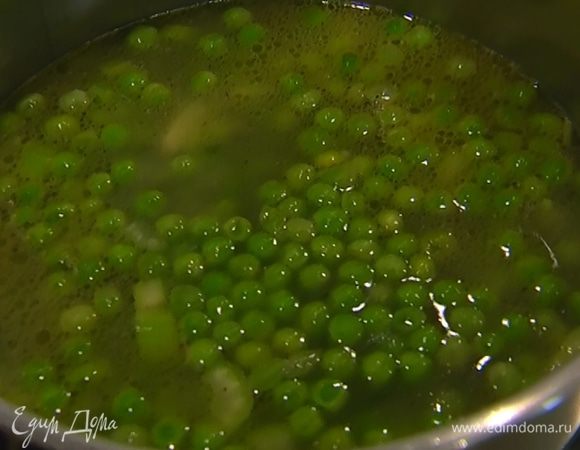 Добавить в кастрюлю зеленый горошек, перемешать, залить горячим куриным бульоном так, чтобы овощи были полностью покрыты, и довести суп до кипения.