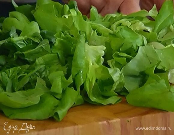 Латук и шпинат крупно порезать.