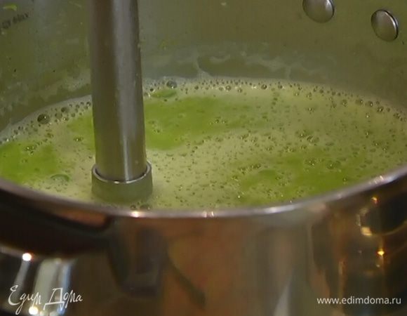 Снять суп с огня и измельчить блендером прямо в кастрюле.