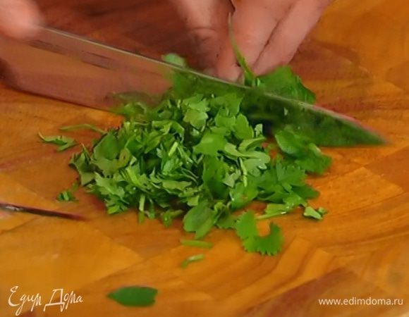 Петрушку мелко порубить.