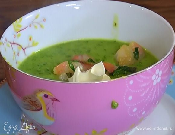 Подавать суп, добавив в него креветки и сметану.