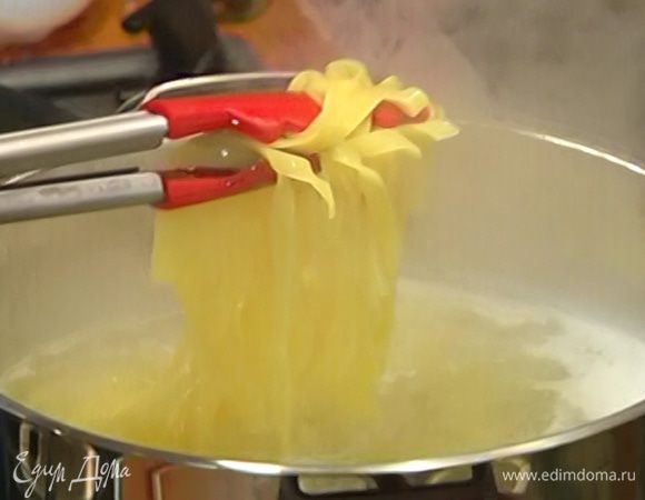 Макароны отварить в подсоленной воде согласно инструкции на упаковке.