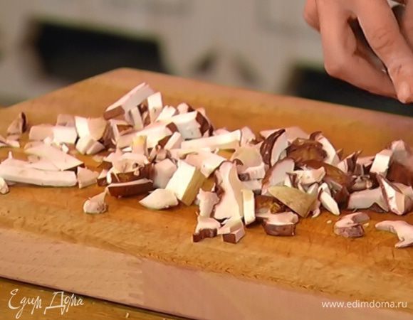 Все грибы порезать крупными кусочками и отправить в сковороду.