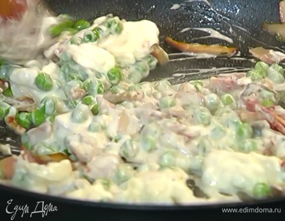 Выключить огонь, добавить маскарпоне и сметану, перемешать, соединить с макаронами и еще раз перемешать.