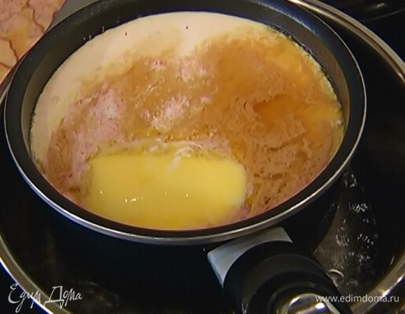 Шоколад, сливки, сахар, 80 г сливочного масла, ром и соль поместить в небольшую кастрюлю и растопить на водяной бане, перемешивая деревянной или пластиковой лопаткой — только не железной ложкой!