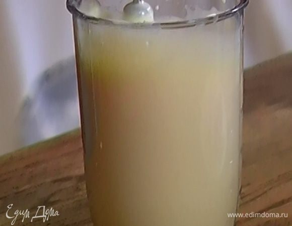 Яйца, не останавливаясь, взбивать миксером 5–7 минут до увеличения массы в объеме. 