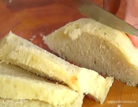 С батона срезать корку, мякиш нарезать кусками толщиной не больше 1 см.