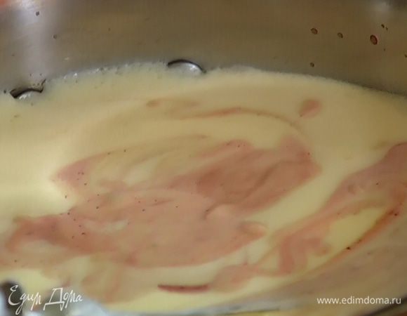 Растопленный шоколад перелить в большую кастрюлю, ввести взбитые яйца и перемешать лопаткой, затем слегка взбить миксером на небольшой скорости.