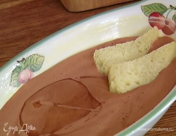 Керамическую жаропрочную форму смазать оставшимся сливочным маслом, влить 1/3 шоколадно-яичного крема и выложить куски хлеба внахлест. 