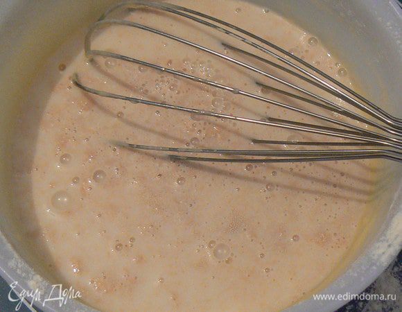 Для начала сделать опару - смешать половину теплого  молока, столовую ложку сахара и дрожжи. Оставьте на 10 -15 минут.