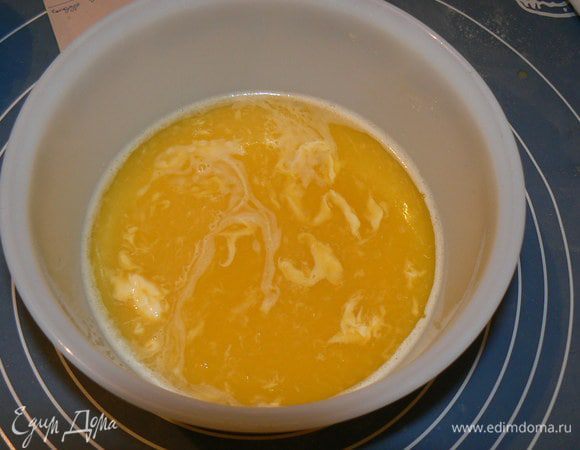 Смешать венчиком масло, 2 ст. л. сахара, взбитое яйцо. 