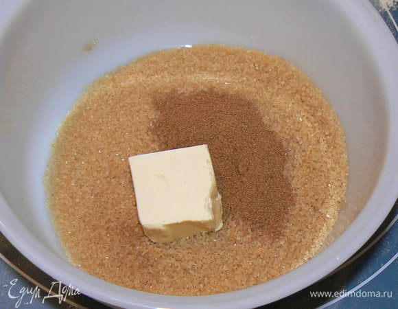 Смешайте ложкой все ингредиенты для начинки, чтобы получившаяся смесь стала похожа мокрый морской песок