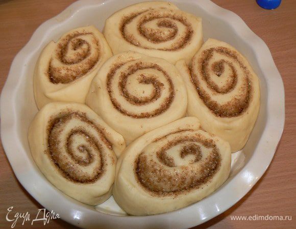 они должны увеличится в размерах и заполнить собой уже всю форму. 
Тем временем разогреваем духовку до 190 - 200 градусов. Когда булки уже раздулись, ставим их в духовку. Печем около получаса, пока булочки не подрумянятся.