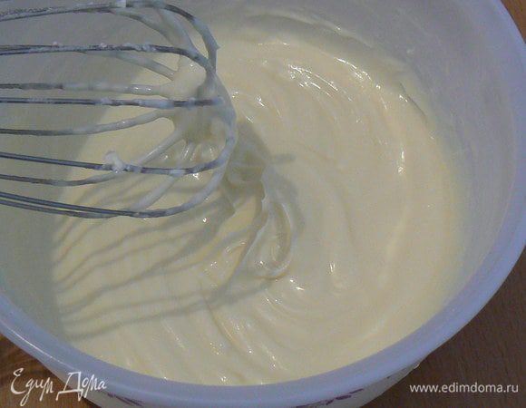 Пока булочки пекутся готовим глазурь. Смешать в равных пропорциях сливочный сыр с сахарной пудрой, добавить немного лимонного сока . Полученную смесь взбить венчиком. По консистенции должно получиться что-то похожее на нежирную сметану.