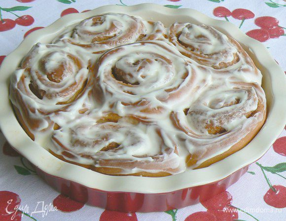 затем  заливаем глазурью.