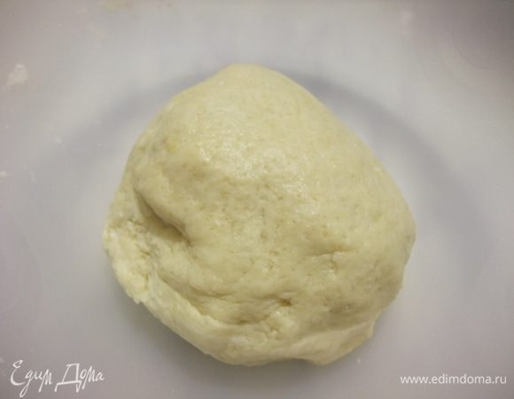 Просеять муку в миску. Добавить яйцо, творог, сахар, растительное масло и сливки, замесить тесто.Смазать противень жиром. Распределить тесто тонким слоем по форме или раскатать предварительно и переложить в форму. Часто наколоть вилкой.