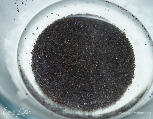 Теперь приготовим начинку: мак залить кипятком и оставить на 15 минут.