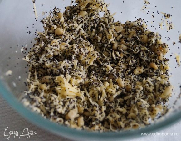 Затем воду слить и растереть мак с солью и перцем. Добавить взбитые желтки, натертый сыр и кедровые орешки, все хорошо перемешать.