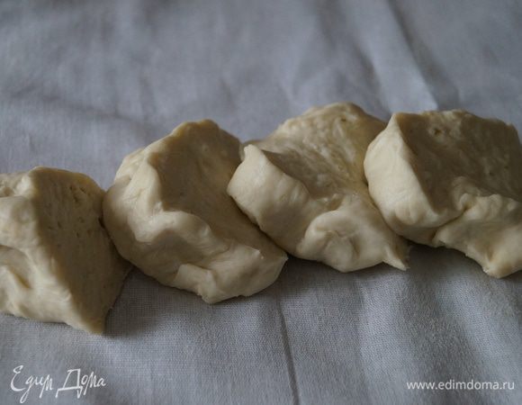 Охлажденное тесто разделить на несколько небольших кусочков