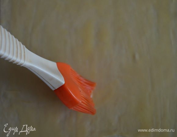 Теперь уже готовое тесто смазать растопленным сливочным маслом.