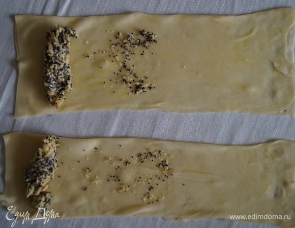 И нарезать на полосы, каждую полоску сложить в двое и положить на край ложечку маково-сырной начинки.