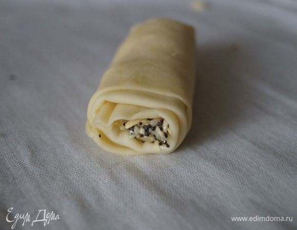 Свернуть тесто трубочкой.