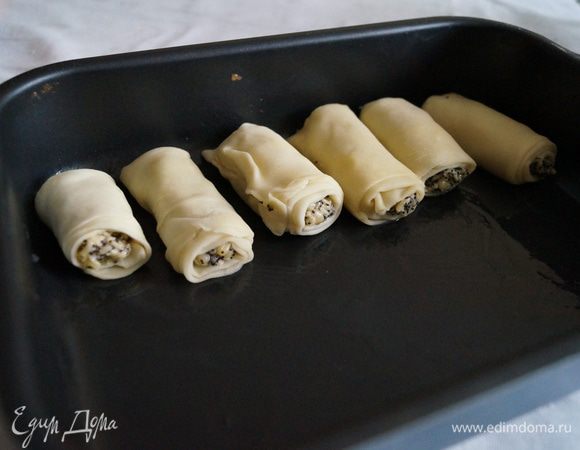 Готовые трубочки сложить на смазанный маслом противень и поставить в разогретую до 180 градусов духовку на 20 минут. Приятного аппетита!!!