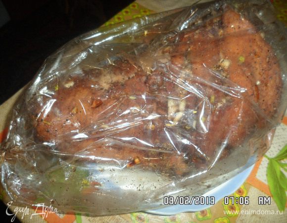 Рульку нужно брать обязательно с кожей !!!! Свиную рульку хорошо почистить ножом ( поскрести кожу), потом сделать насечки ножом (решеточку), только чтобы разрезать кожу. И положить в рукав для запекания. В мисочке смешать все остальные ингредиенты : соевый соус, мелко порезанный чеснок, соль, перец, сок лимона  - хорошо смешать и вылить полученный соус к рульке в рукав. рукав завязать и хорошо по ворошить, чтобы соус равномерно распределился по мясу.  Оставить на  2 - 3 часа, но в идеале лучше на ночь. Запекать в духовке при t- 200 гр. -1 час потом при  t- 170 гр.  1 - 1,5 часа в зависимости от размера. подавать можно целиком , а можно аккуратно вынуть косточку и подавать отдельно. Кожу можно срезать после запекания, но это самое вкусное в блюде (за счет решеточки, что мы делали лишний жир растапливается и мясо становить нежным и сочным).