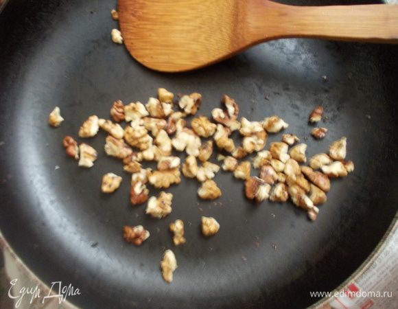 На сковороде подсушить хорошенько орехи.