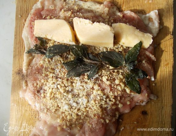 С одного края выложить сыр и базилик.