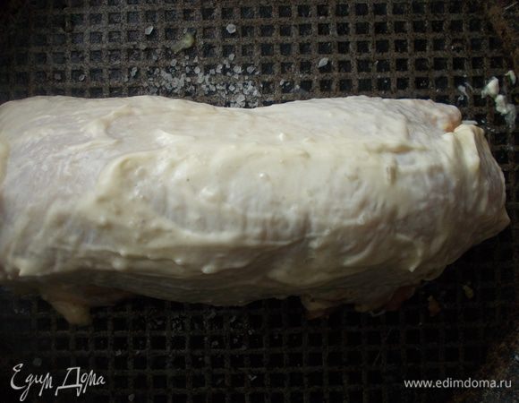 Свернуть рулетом и положить на противень с кусочками сала. Смазать майонезом и поставить на 45-50 мин. в духовку 200С.