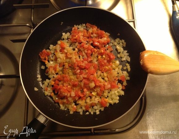На сковороде на оливковом масле пассировать лук и помидор. 