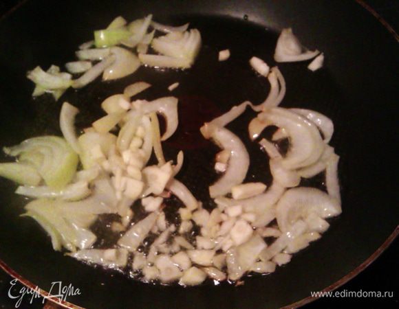 Лук нарезаем полукольцами, мелко рубим чеснок, обжариваем на сильном огне пару минут.