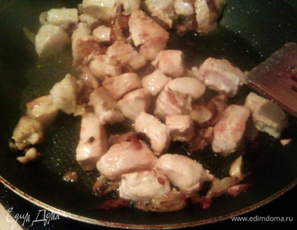 Тем временем нарезаем кусочками мясо и отправляем на сковородку к луку. Обжариваем 10 мин.