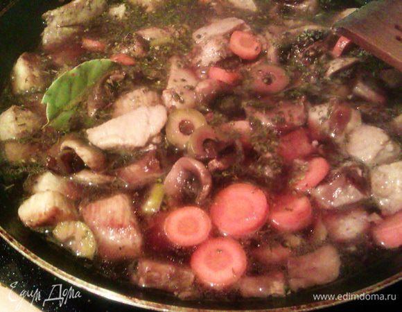 ... и бульоном, добавляем специи, тушим около 40 мин. В конце добавляем муку для загущения соуса, оставляем на огне еще пару минут.