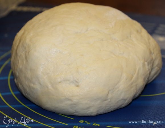 Замесить тесто: смешать все ингредиенты и оставить на 30 минут в теплом месте. Затем немного подмесить и оставить еще на 1 час под крышкой или полотенцем