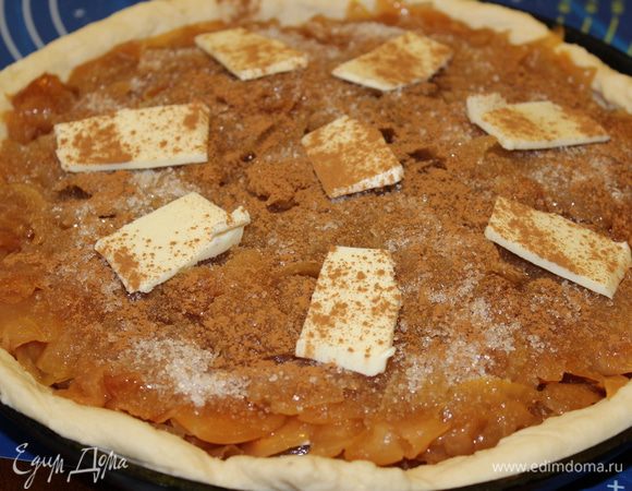 2/3 части готового теста раскатать ровным слоем. Это будет нижний слой пирога. Выложить его в смазанную маслом форму с высокими бортиками. Выложить половину начинки, добавить сливочное масло (25-40 г) и присыпать 1/2-1 ч.л. корицы. Сверху снова начинку, масло и корицу.