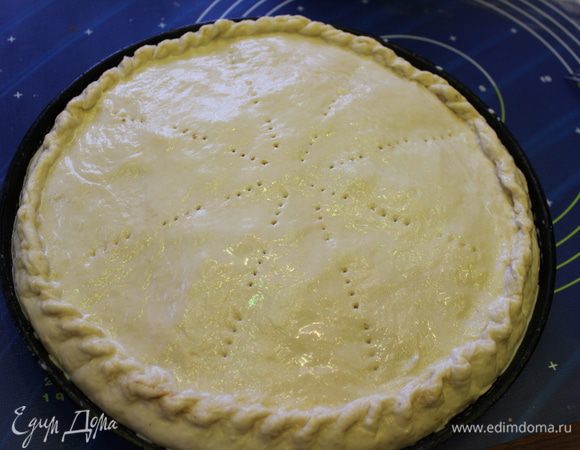 Оставшееся тесто раскатать и накрыть сверху пирог. Соединить с нижним слоем и красиво оформить шов. Смазать молоком и сделать отверстия вилкой, чтобы выходил пар.