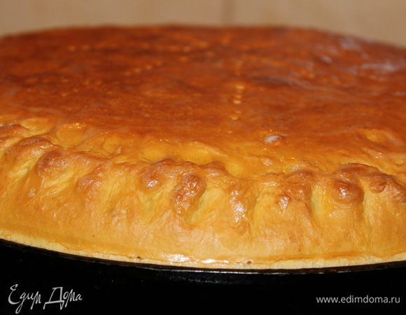 Пирог выпекать при температуре 190-200 градусов 1 час. Время зависит от размера формы. У меня была круглая 26 см диаметром...пирог очень хорошо поднялся и получился высоким. Поэтому я прикрыла пирог сверху бумагой и еще выпекала 20 минут (для уверенности, чтобы тесто хорошенько пропеклось изнутри)