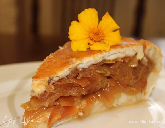 Яблочно-коричный пирог готов! Получился высокий, красивый и очень сочный! Приятного аппетита.