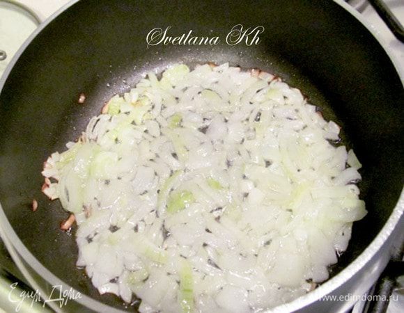 Лук мелко нарезать и поджарить на растительном масле.