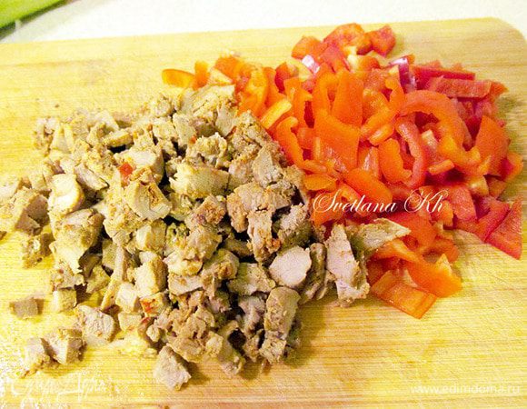 Мясо и перец нарезать мелким кубиком. Добавить все к луку, немного посолить и приправить специями. Жарить 5 минут.