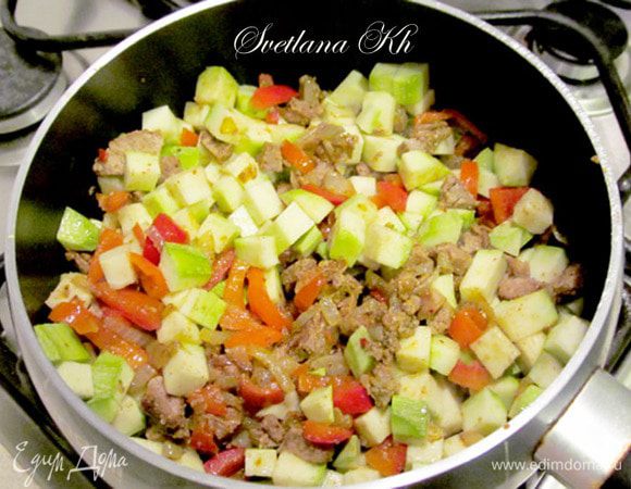Кабачок нарезать кубиками и так же добавить к мясу с перцем. Жарить 3 минуты, посолить.